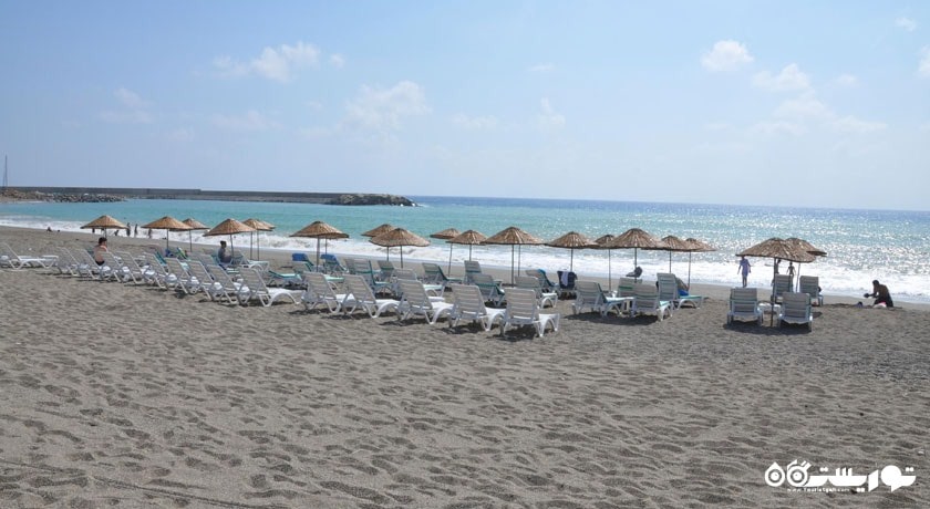 تخت های حمام آفتاب کنار ساحل